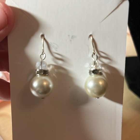 Cute formal handmade pearl earring, good for formal occasions. - Picture 2 of 2